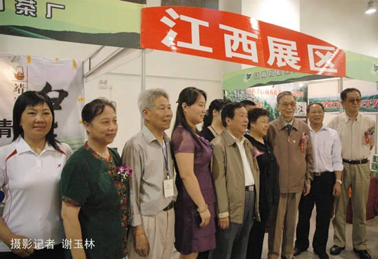 山东省茶文化协会会长、名誉会长、原省领导,一行和江西展团工作人员合影